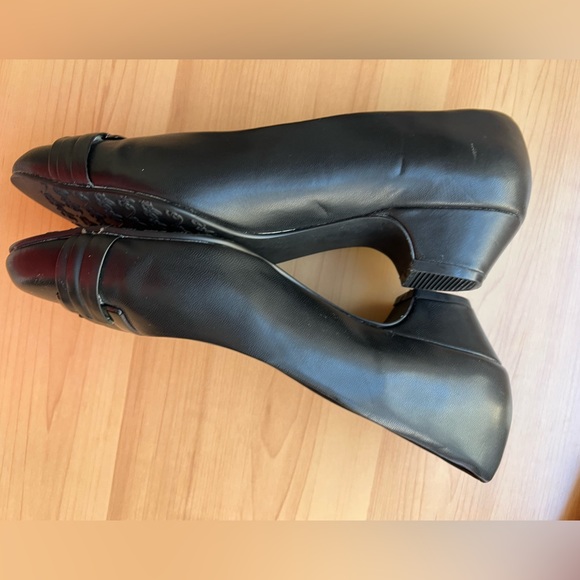 Hush Puppies -Shoes from Soft Style by Hush Puppies. Size 7 1/2” . Color Black. - Picture 4 of 9